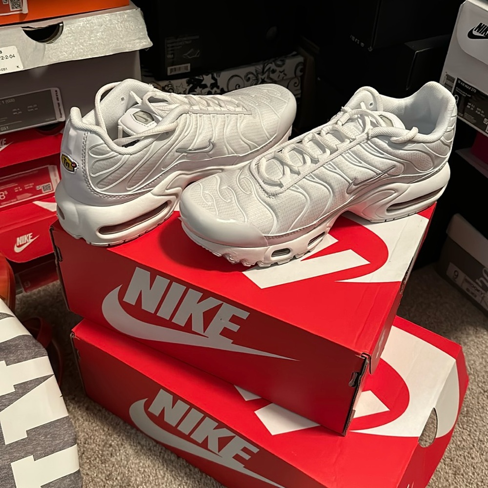 White air max plus fits women size true 9